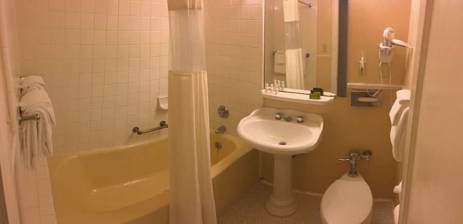 Arlington Inn Spa — Bathroom