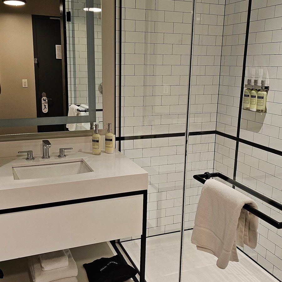 Arlo Chicago — Bathroom