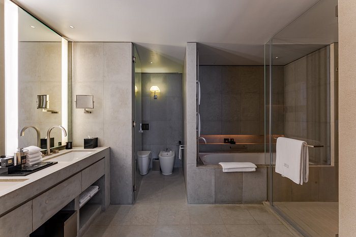 Armani Hotel — Bathroom