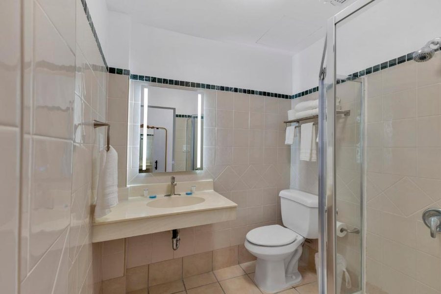 Armas Hotel — Bathroom