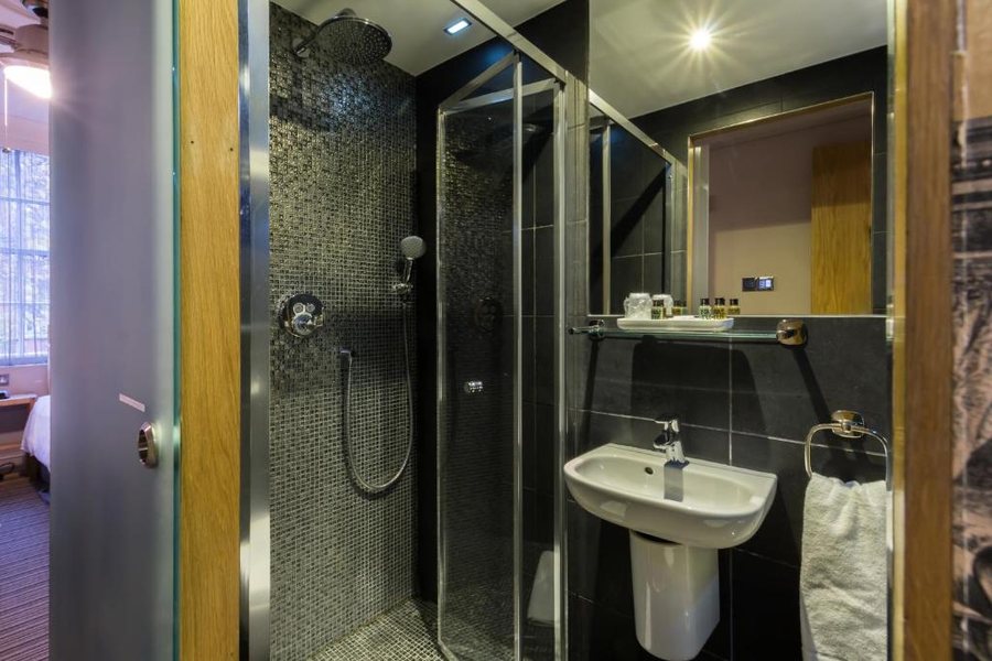 Arosfa Hotel by Compass Hospitality — Bathroom