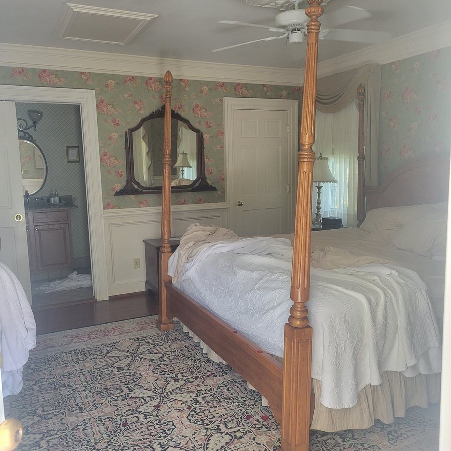 Arrowhead Inn — Guest room