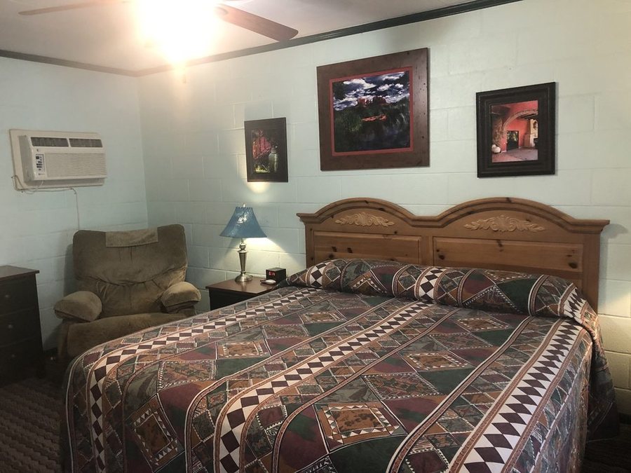 Arrowhead Motel and RV Park — Guest room