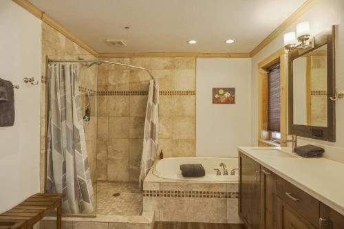 Arrowhead Motel — Bathroom
