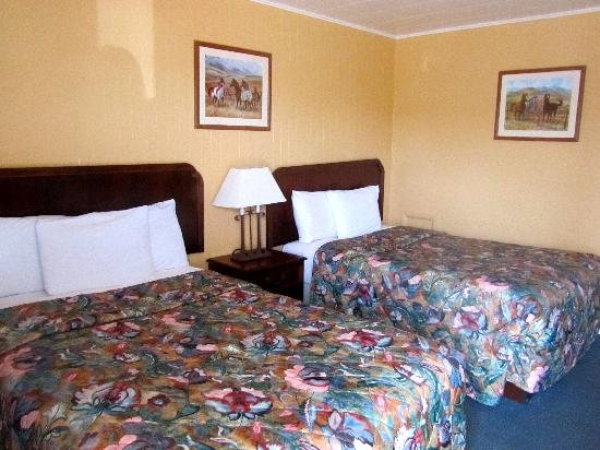 Arrowhead Motel — Guest room