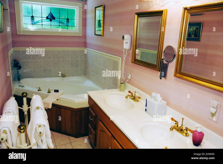 Arsenic and Old Lace Bed Breakfast Inn — Bathroom