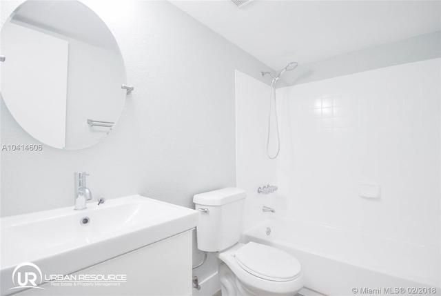 Art Deco Drexel Apartments Miami Beach Florida — Bathroom