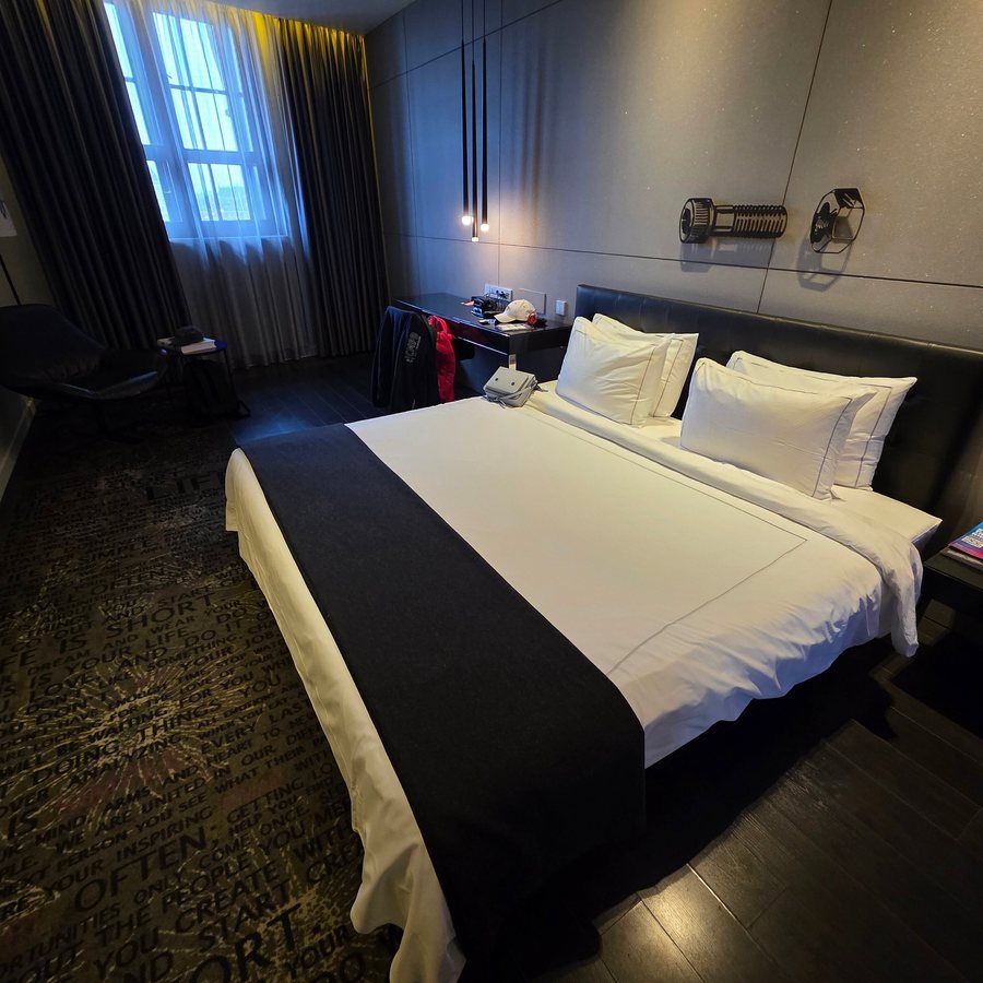 Art otel Amsterdam — Guest room