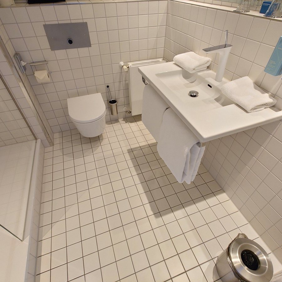 Art otel Berlin Mitte — Bathroom
