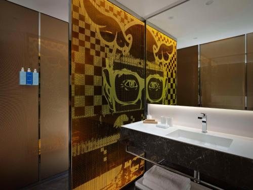 Art otel London Hoxton — Bathroom