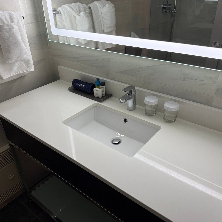 Artezen Hotel — Bathroom