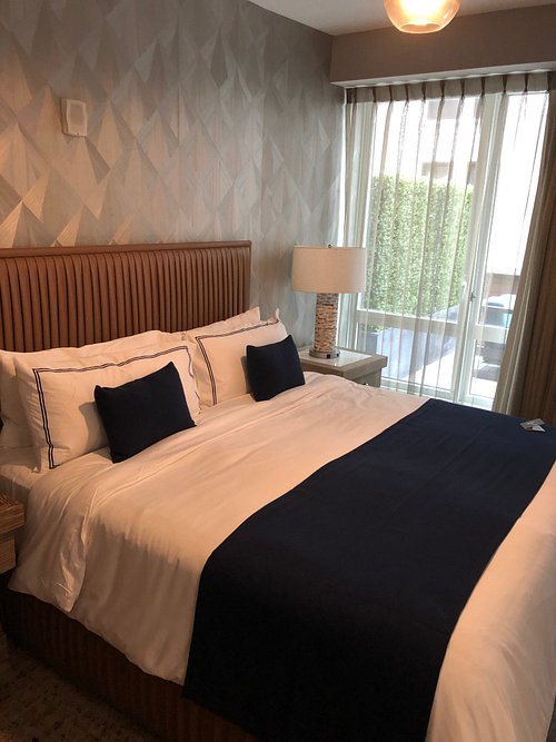Artezen Hotel — Guest room