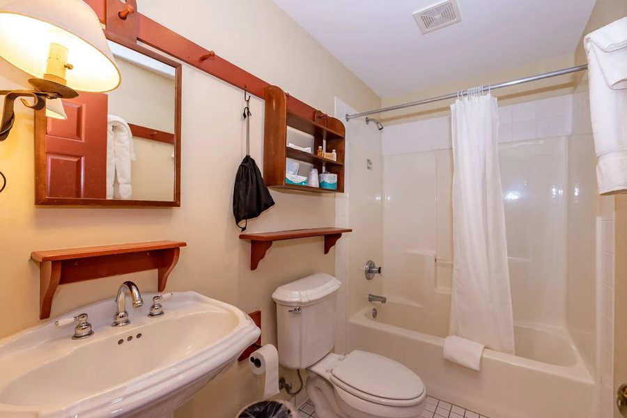 Artists Colony Inn — Bathroom