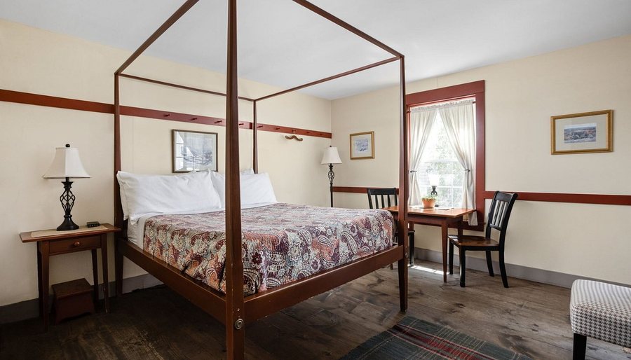 Artists Colony Inn — Guest room