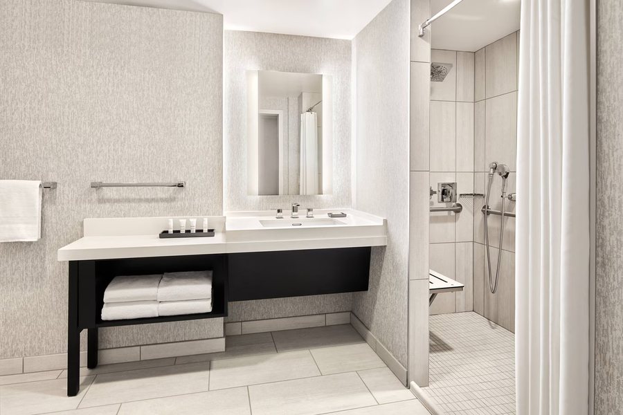 Artmar Hotel — Bathroom