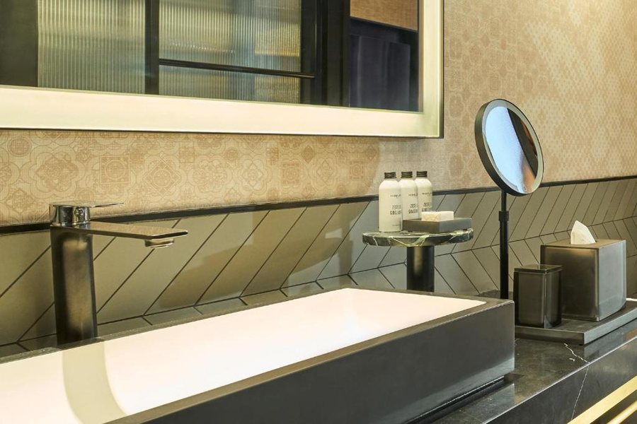 Artyzen Singapore Hotel — Bathroom