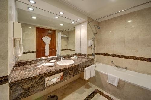 Ascot Hotel — Bathroom