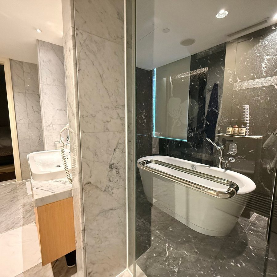 Ascott Raffles Place Singapore — Bathroom