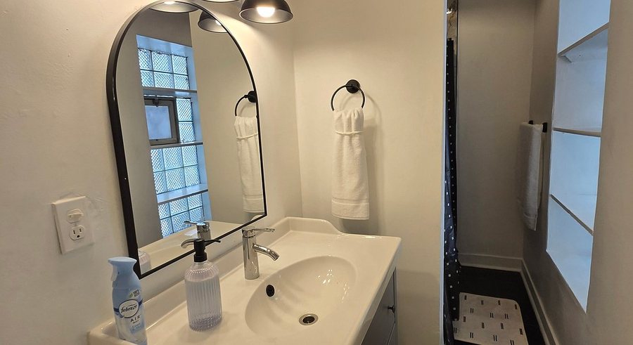 Ashland Arms Guest House Chicago Illinois — Bathroom
