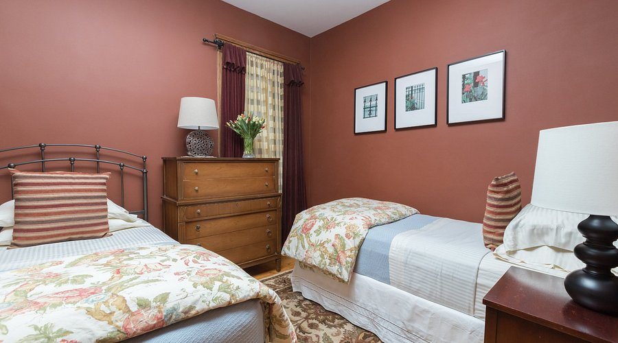Ashland Arms Guest House Chicago Illinois — Guest room