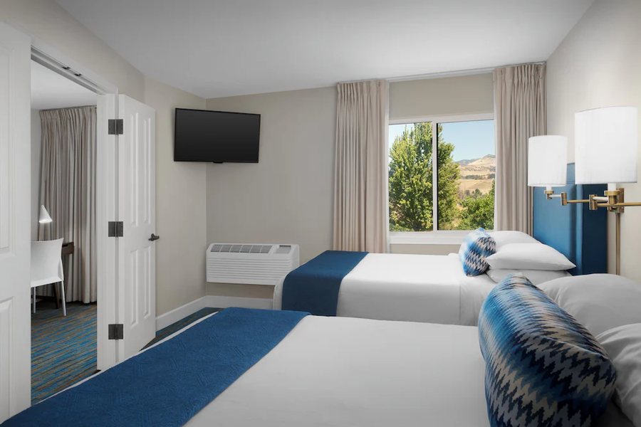 Ashland Hills Hotel Suites — Guest room