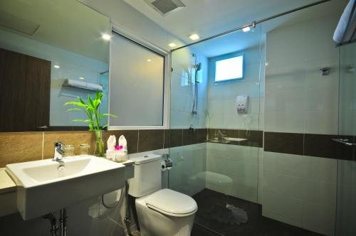 ASHLEE Hub Hotel Patong — Bathroom