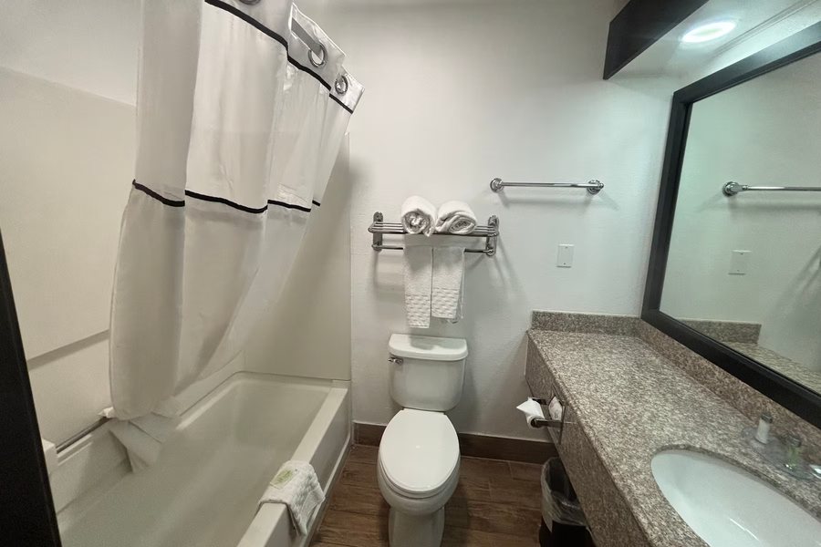 Ashmore Inn and Suites — Bathroom