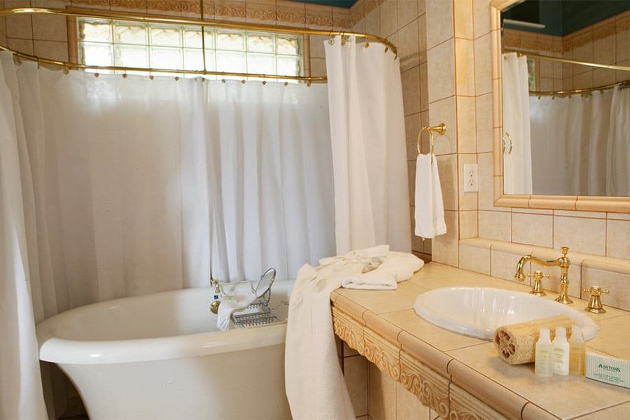 Ashton s Bed and Breakfast — Bathroom