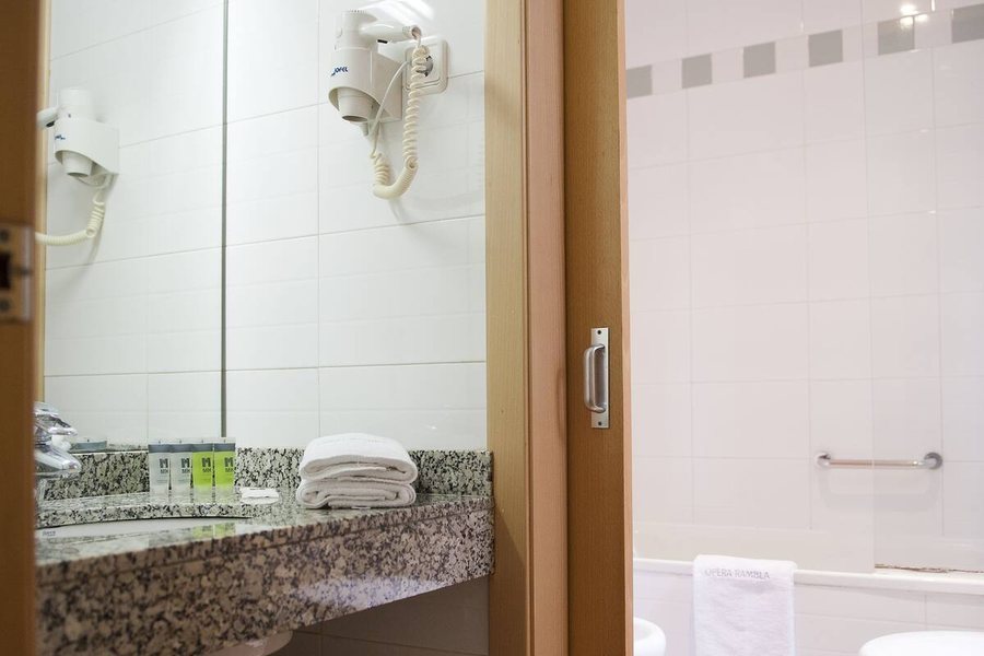 Aspasios Plaza Real Apartments Barcelona Catalonia — Bathroom