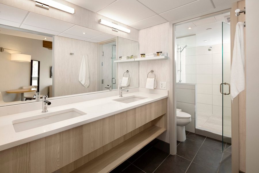Aspen Grand Hotel — Bathroom