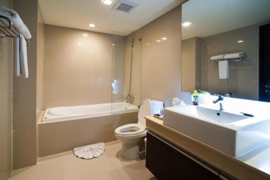 Aspen Suites Hotel Sukhumvit 2 Bangkok — Bathroom