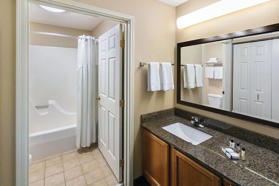 Aspen Suites Rochester — Bathroom