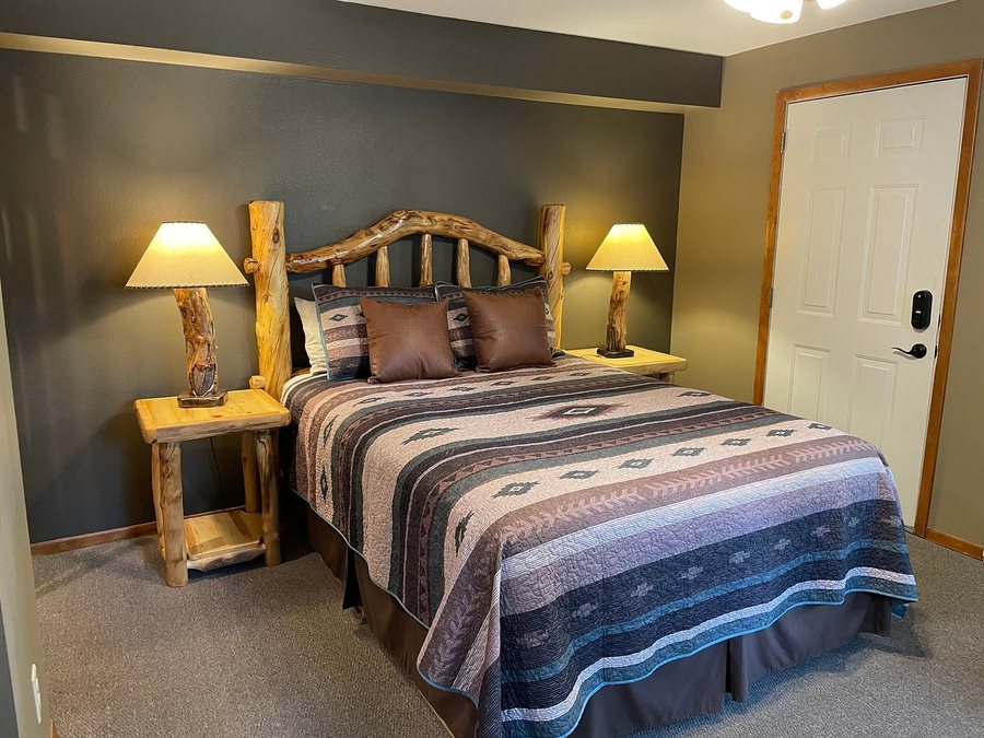 Aspen Winds on Fall River — Guest room