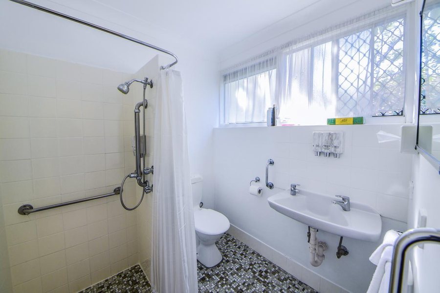 Aspley Carsel Motor Inn — Bathroom