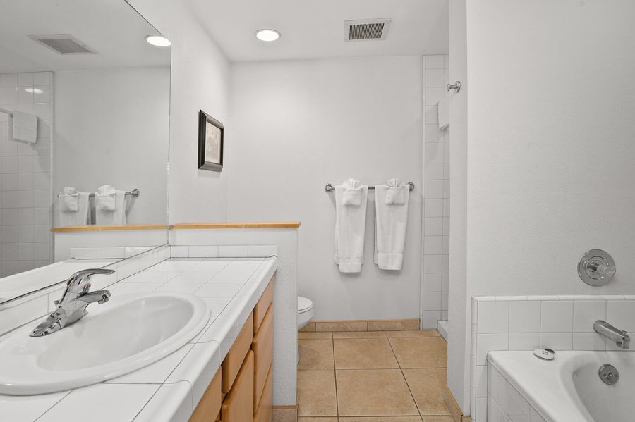 Aston at Poipu Kai — Bathroom