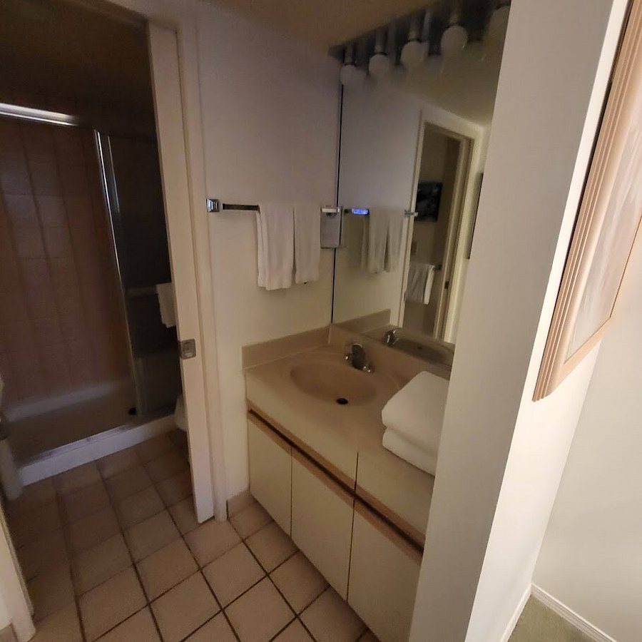 Aston At The Maui Banyan — Bathroom