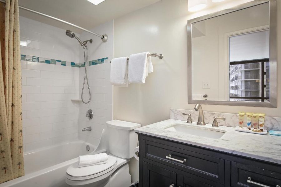 Aston at the Waikiki Banyan — Bathroom