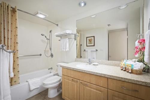 Aston Waikiki Beach Tower — Bathroom