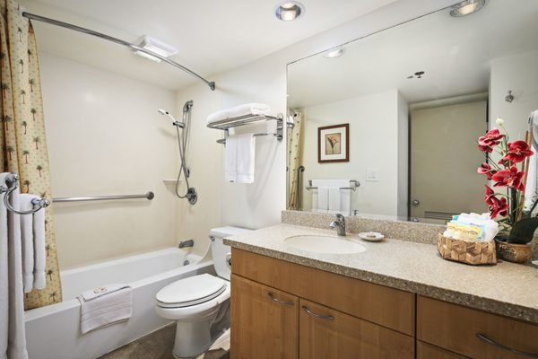 Aston Waikiki Sunset — Bathroom