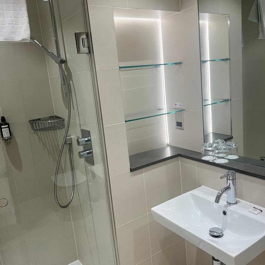 Astor Court Hotel — Bathroom
