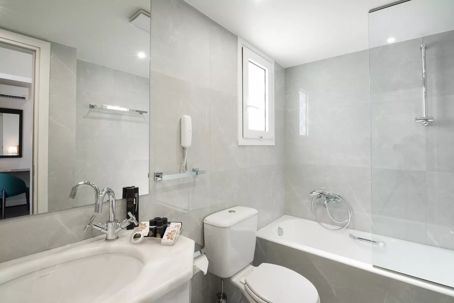 Astor Hotel — Bathroom