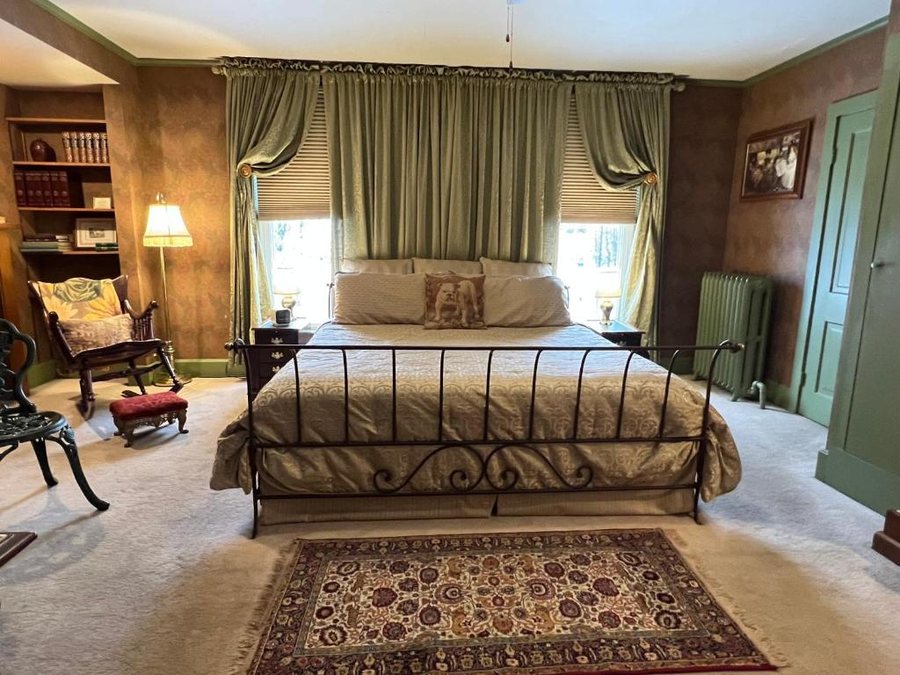 Astor House — Guest room