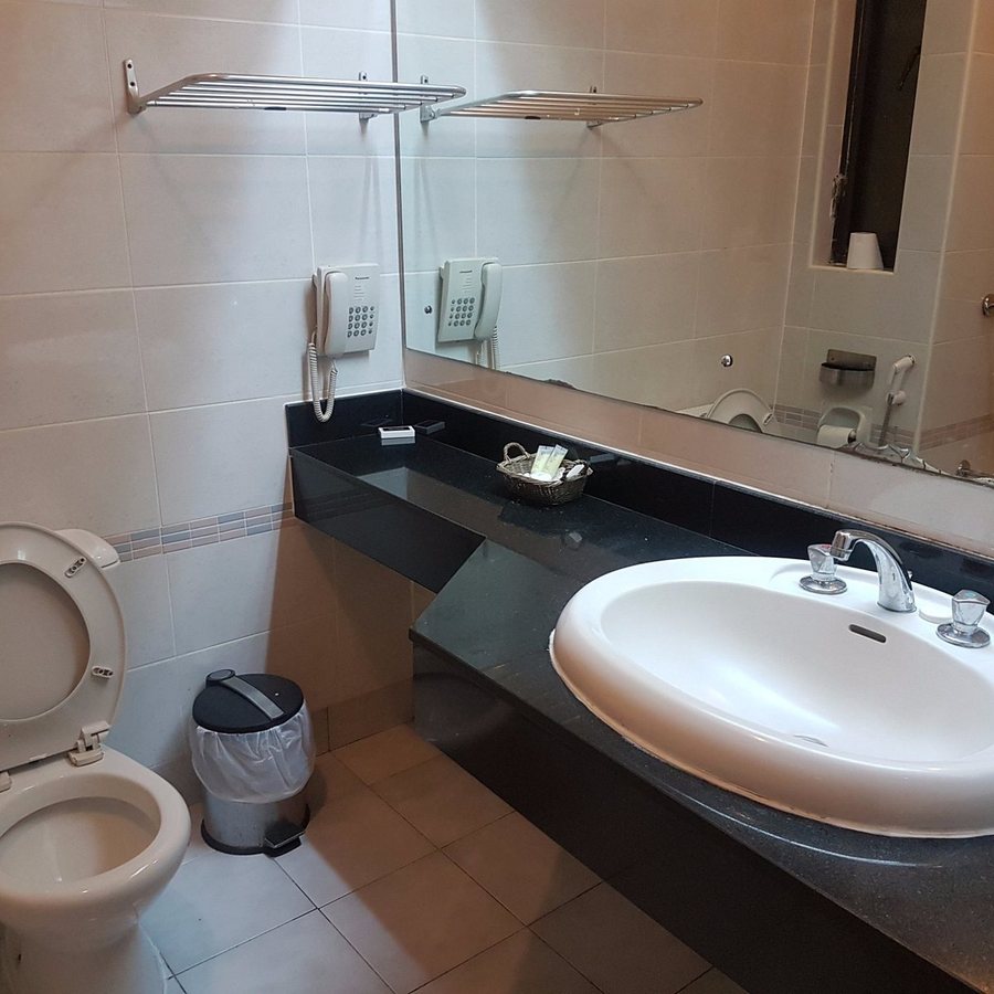 Astoria Hotel — Bathroom