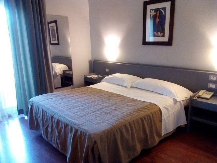 Astoria Palace Hotel — Guest room