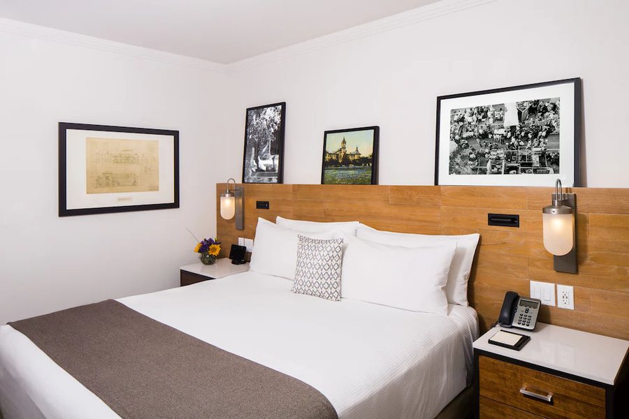 AT T Hotel and Conference Center — Guest room