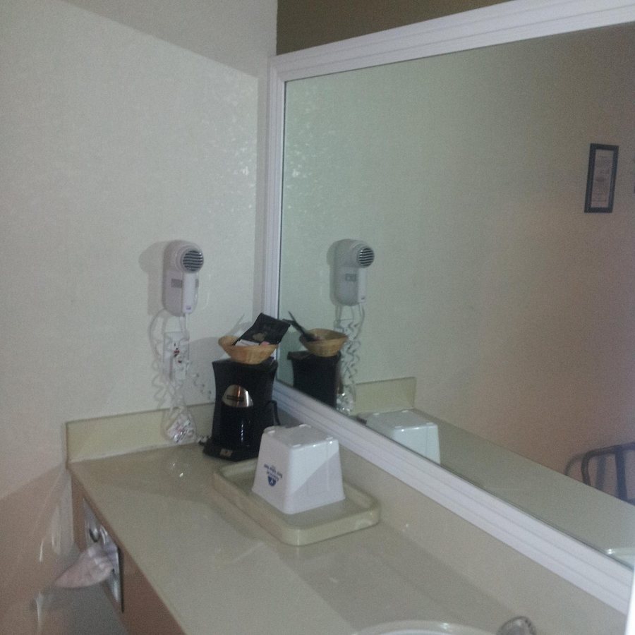 Atascadero Inn — Bathroom