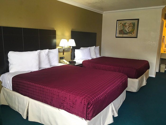 Atascadero Inn — Guest room