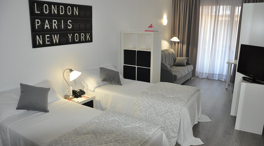 Atenea Calabria Apartaments Barcelona Catalonia — Guest room