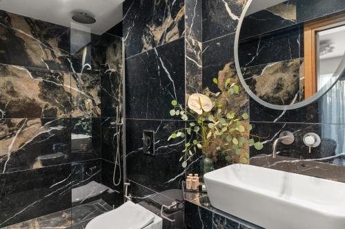 Athenaeum Smart Hotel — Bathroom