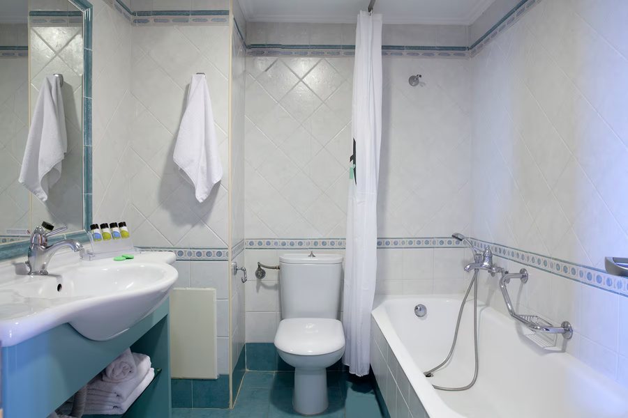 Athens Lodge — Bathroom